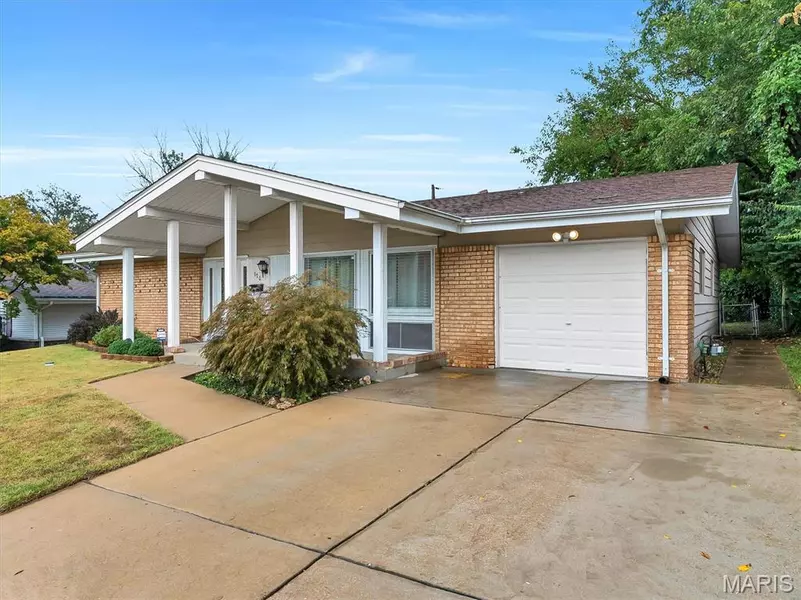 670 Hargrove LN, Florissant, MO 63033