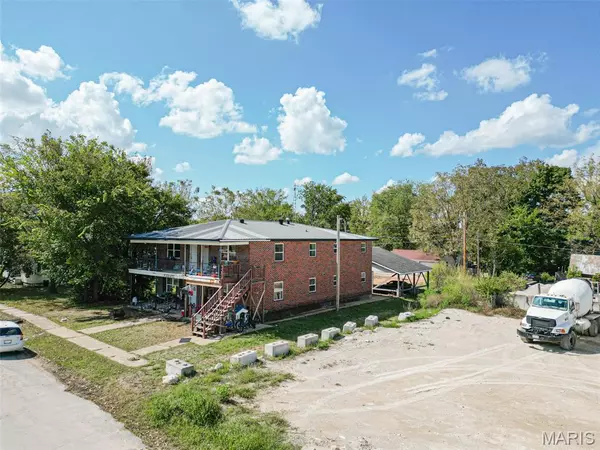 213 E Springfield ST, St James, MO 65559