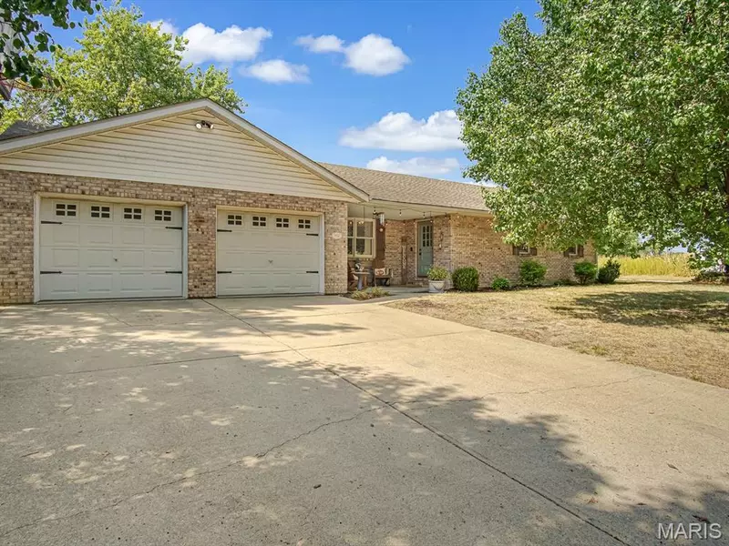 502 Draco DR, Freeburg, IL 62243