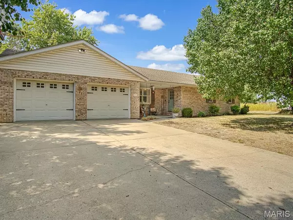 502 Draco DR, Freeburg, IL 62243