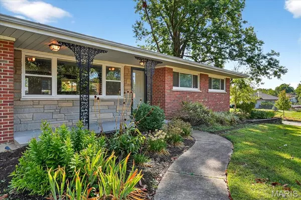 St Louis, MO 63126,8948 Crest Oak LN