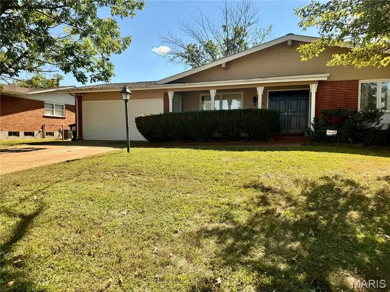 4040 Helmkampf DR, Florissant, MO 63033