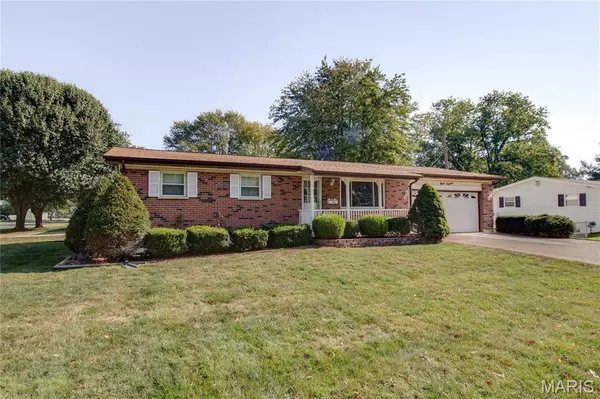 Florissant, MO 63031,915 Iris DR