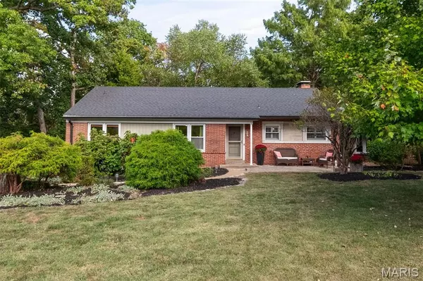 1889 N Signal Hills DR, Kirkwood, MO 63122