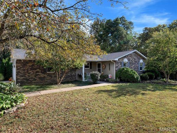 824 Homestead LN, Villa Ridge, MO 63089