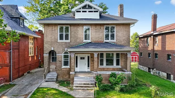 4 Lewis PL, St Louis, MO 63113