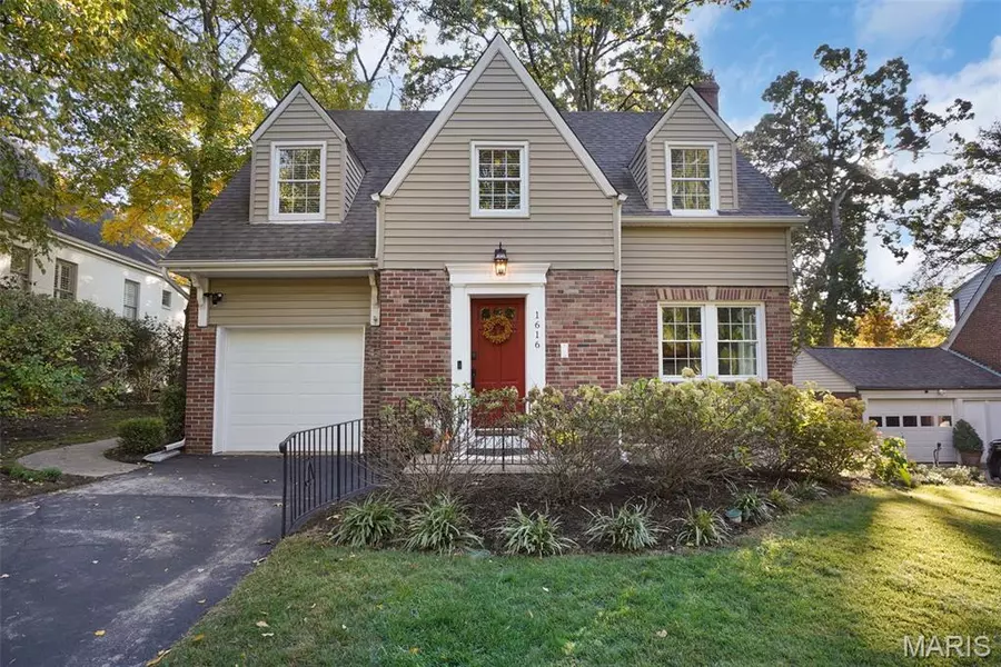 1616 Andrew DR, Warson Woods, MO 63122