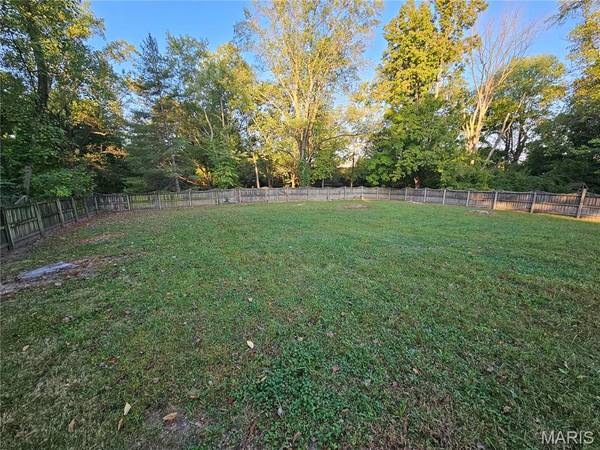 15 Dogwood Ln, Glen Carbon, IL 62034