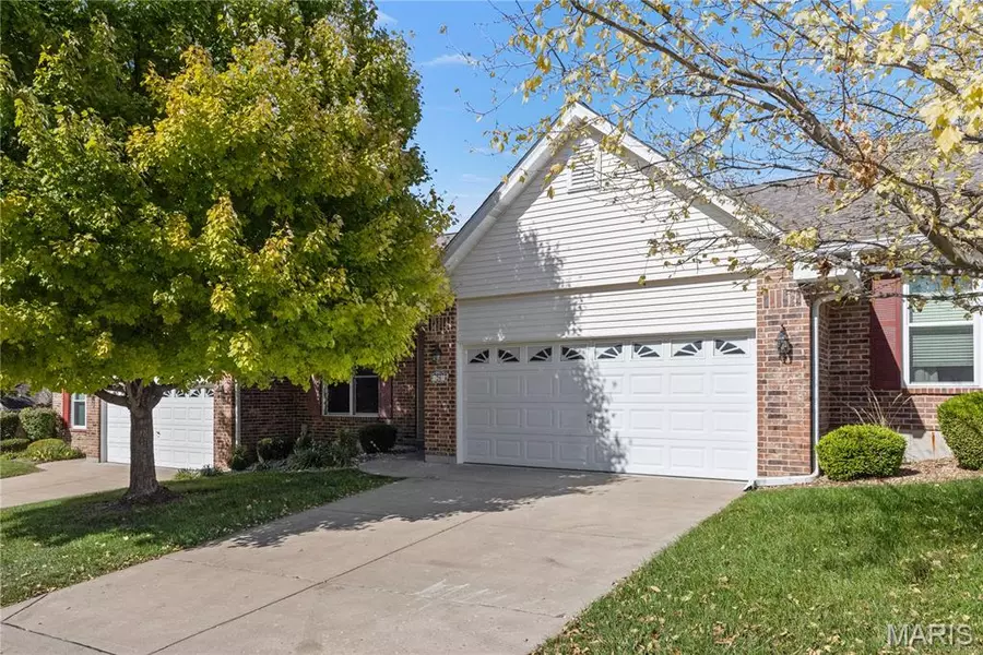 28 Country Bluff CT, St Charles, MO 63301