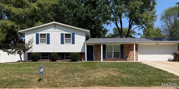 2 W Meadow DR, St Peters, MO 63376