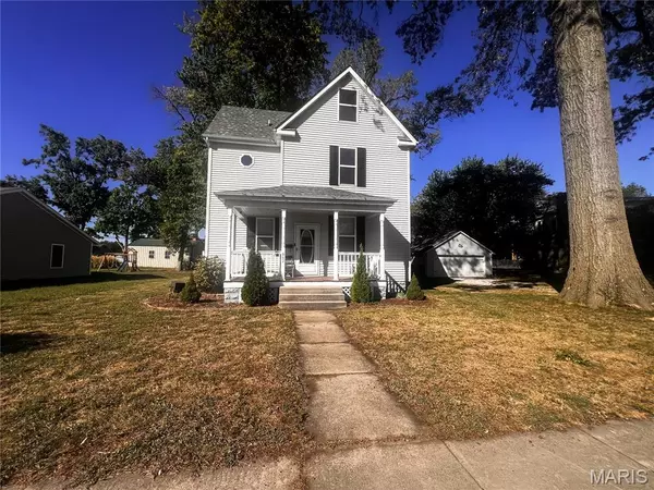 951 10th ST, Carlyle, IL 62231