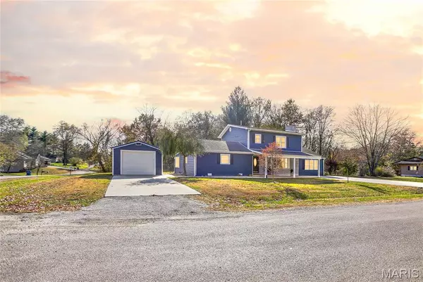 1692 Aloha DR, Worden, IL 62097