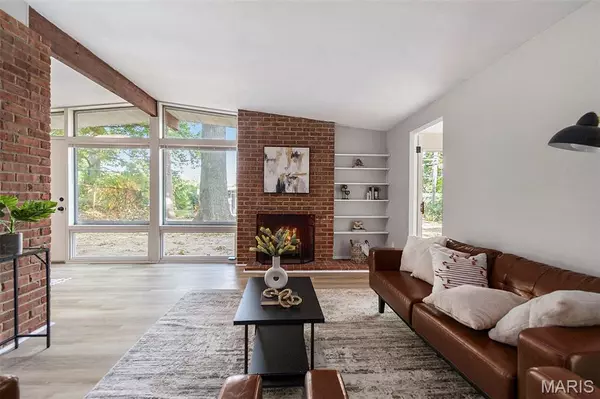 13 Bayberry LN, Florissant, MO 63033