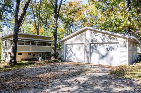 813 Chipwood LN, Centralia, IL 62801