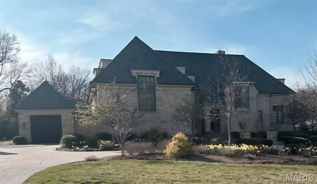 17 Glencairn LN, Ladue, MO 63124