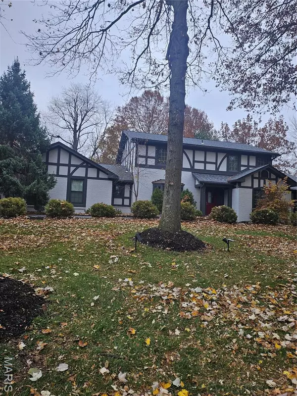 102 Camfield Square DR, Creve Coeur, MO 63141