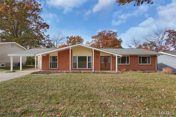 1019 Orchard Lakes DR, Creve Coeur, MO 63146