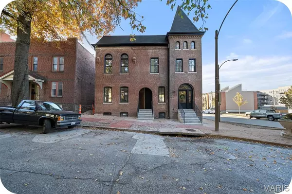 1201 Mackay PL, St Louis, MO 63104