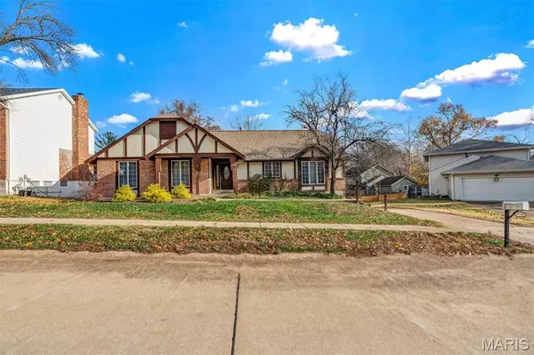 2034 Emerald Crest CT, Chesterfield, MO 63017