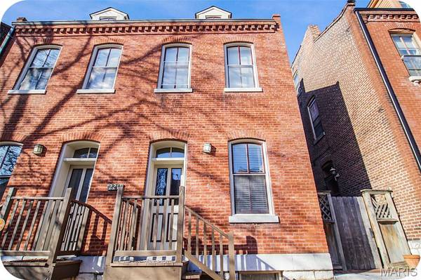 2211 Menard ST, St Louis, MO 63104