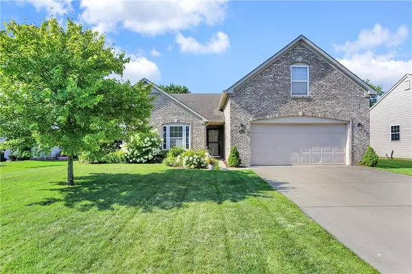 4557 W Woodtrail CT, New Palestine, IN 46163