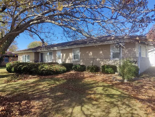 104 W Kentucky AVE, Westport, IN 47283