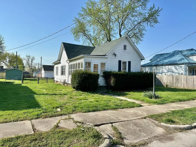 221 W Riggy AVE, West Terre Haute, IN 47885