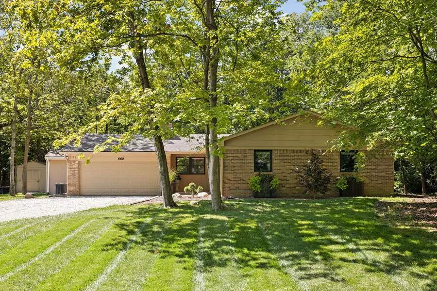 668 E Russell Lake DR, Zionsville, IN 46077