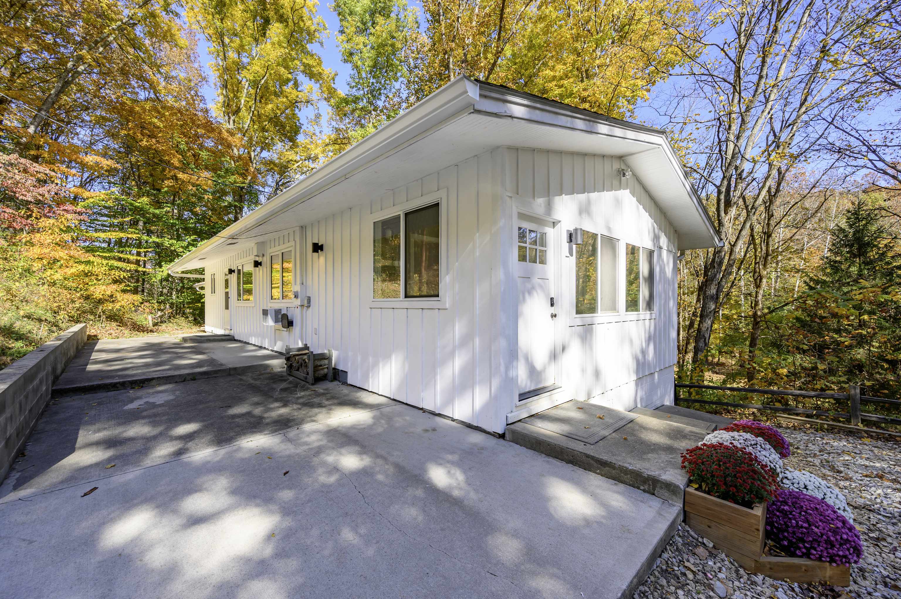2028 Wallow Hollow RD, Nashville, IN 47448