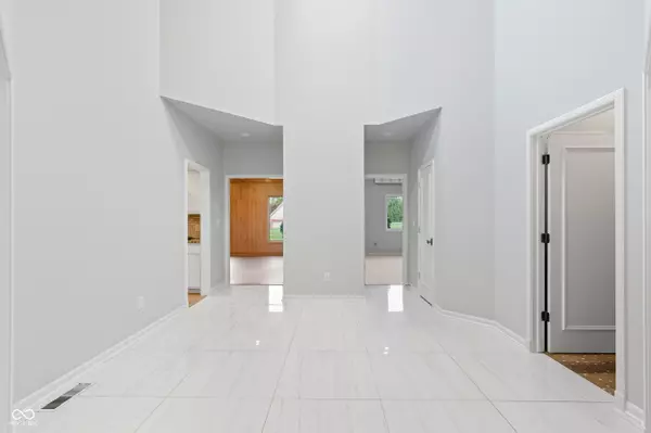 Indianapolis, IN 46260,958 Tamarack Cir N DR