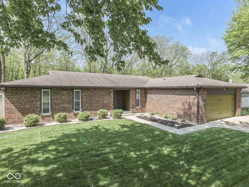 748 Woodcreek CT, Greenwood, IN 46142