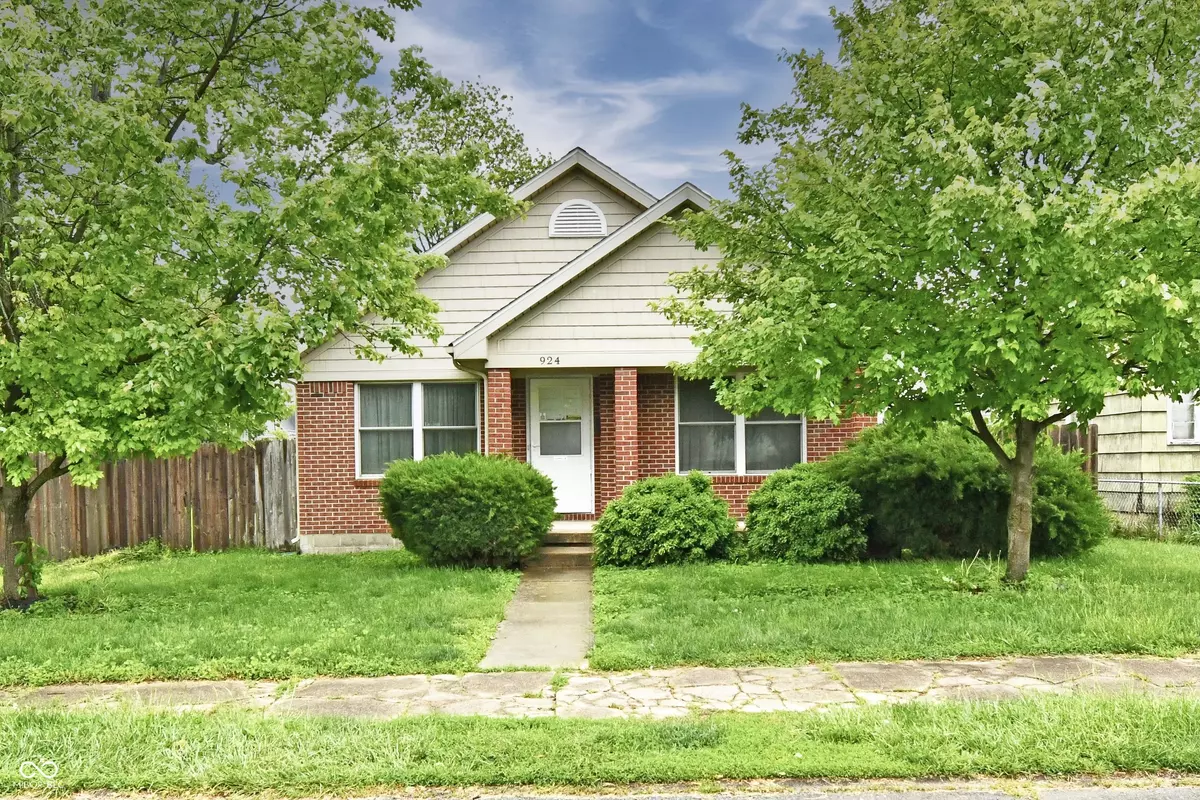 Elwood, IN 46036,924 S B ST