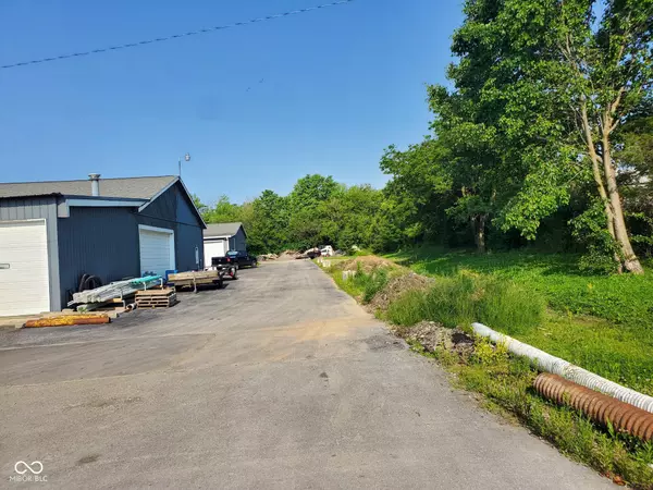 594 N Front ST, Whiteland, IN 46184