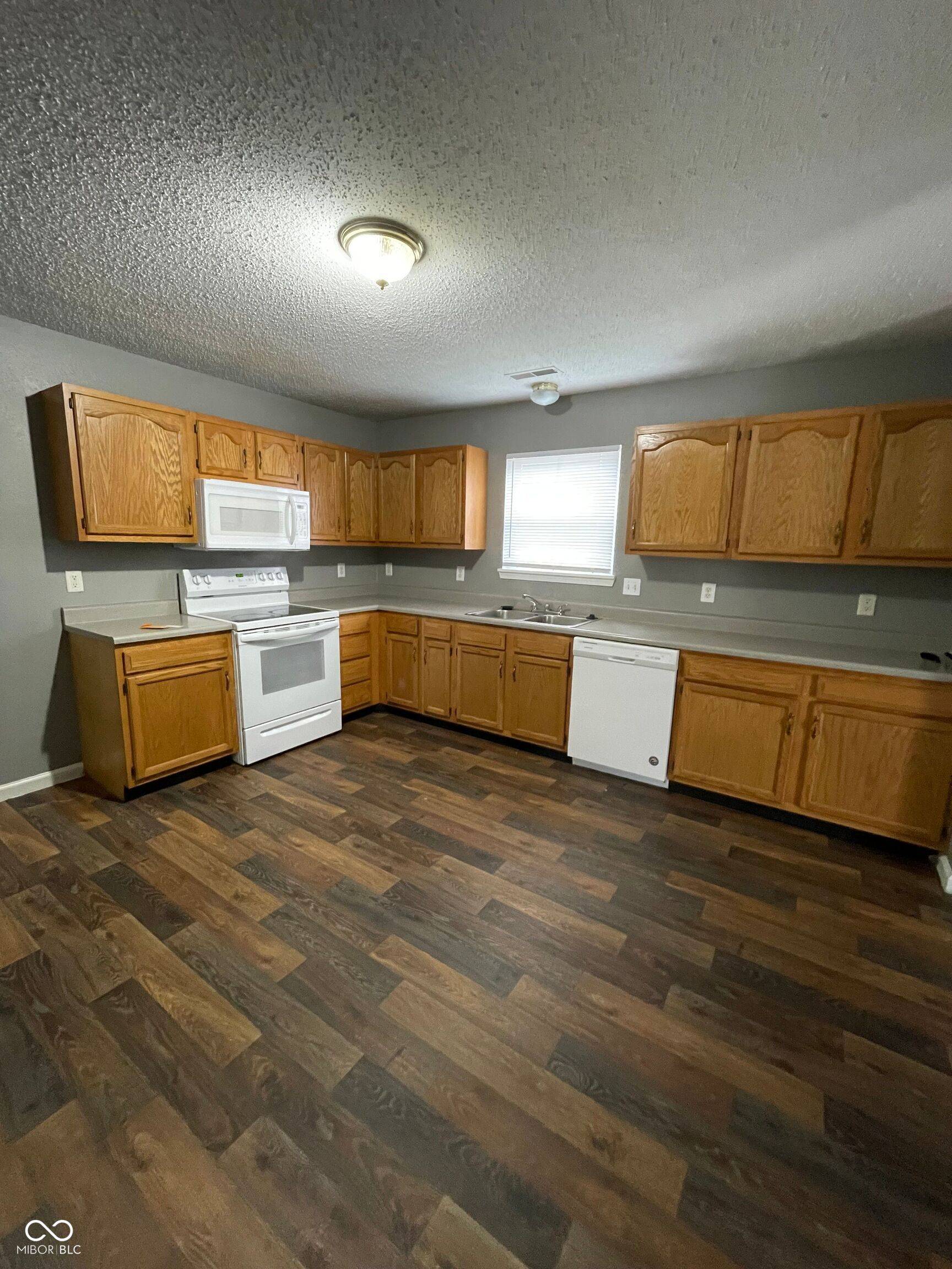 Indianapolis, IN 46235,3929 Roundwood DR
