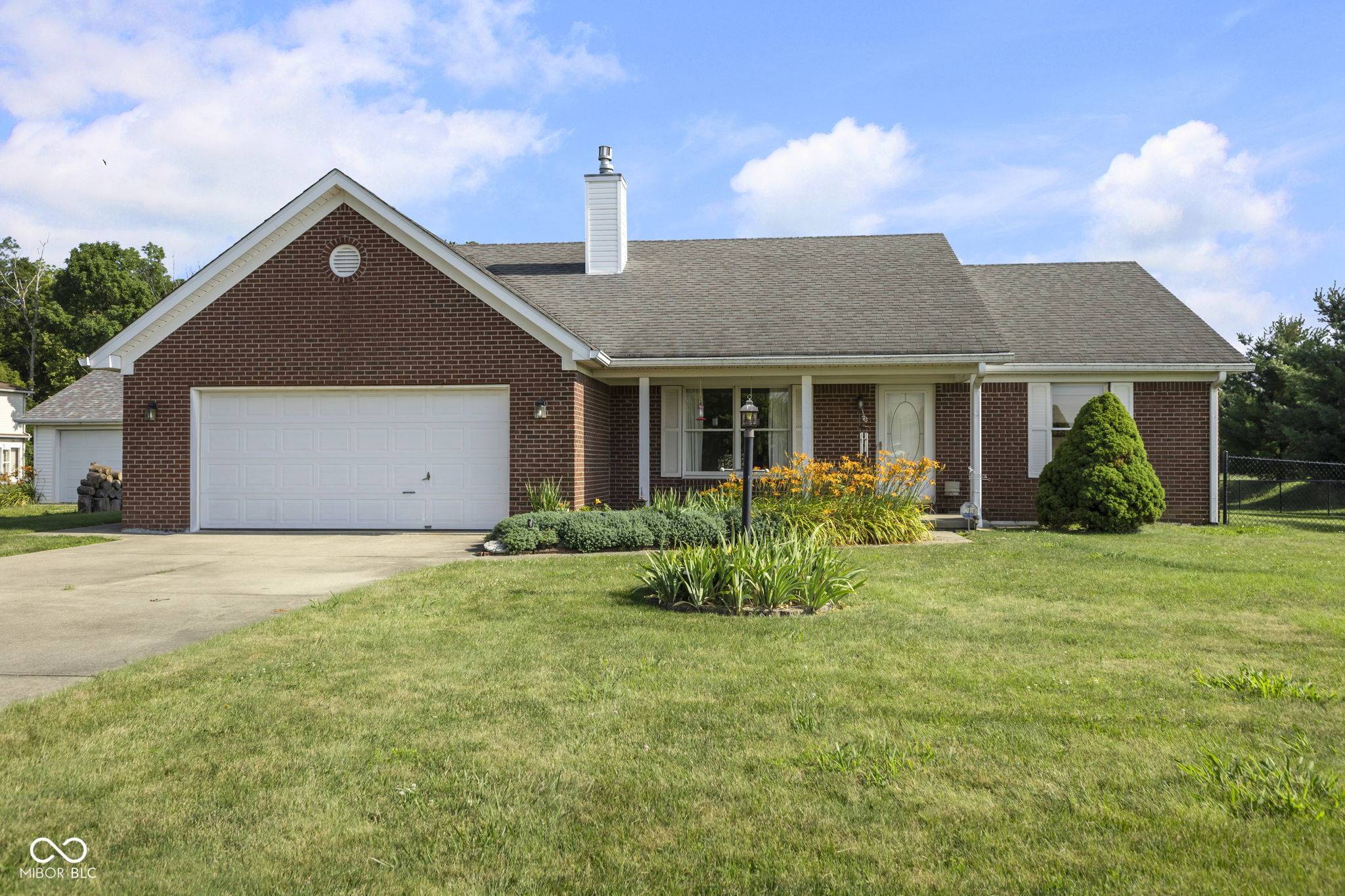 1016 W Creek Ridge DR, Fountaintown, IN 46130