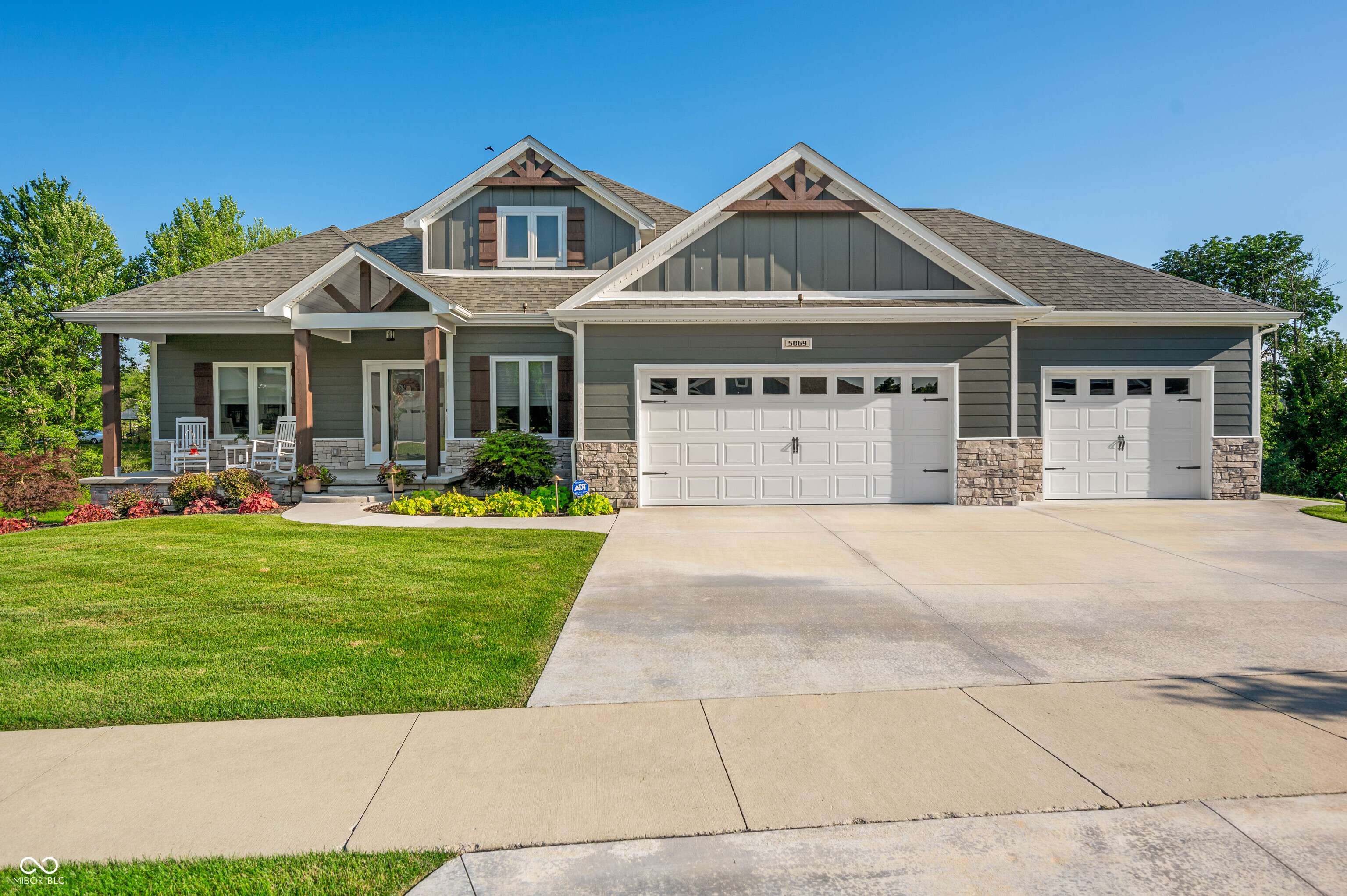 5069 Stonehaven LN, Columbus, IN 47201