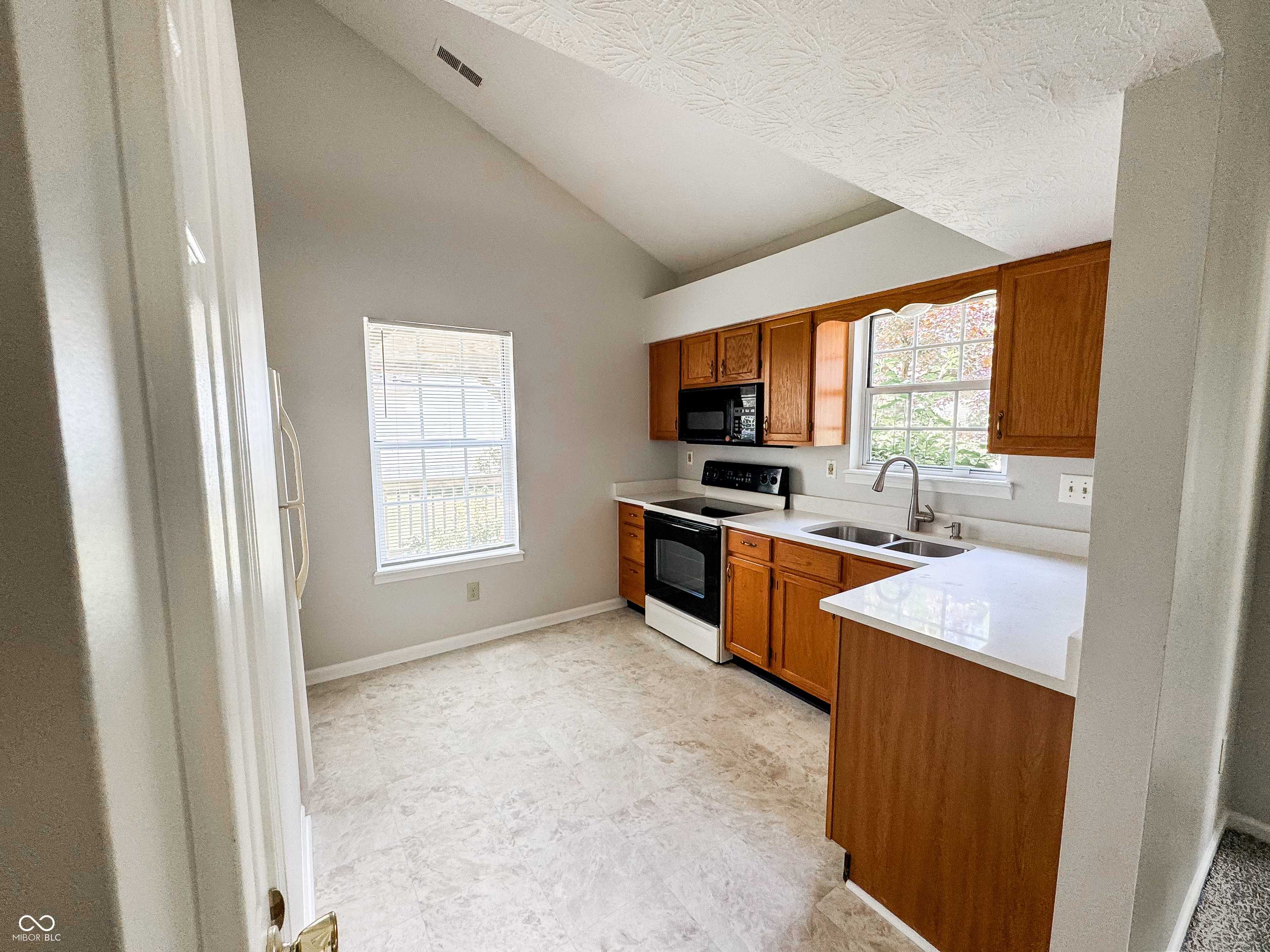 Fishers, IN 46038,9672 River Oak LN E