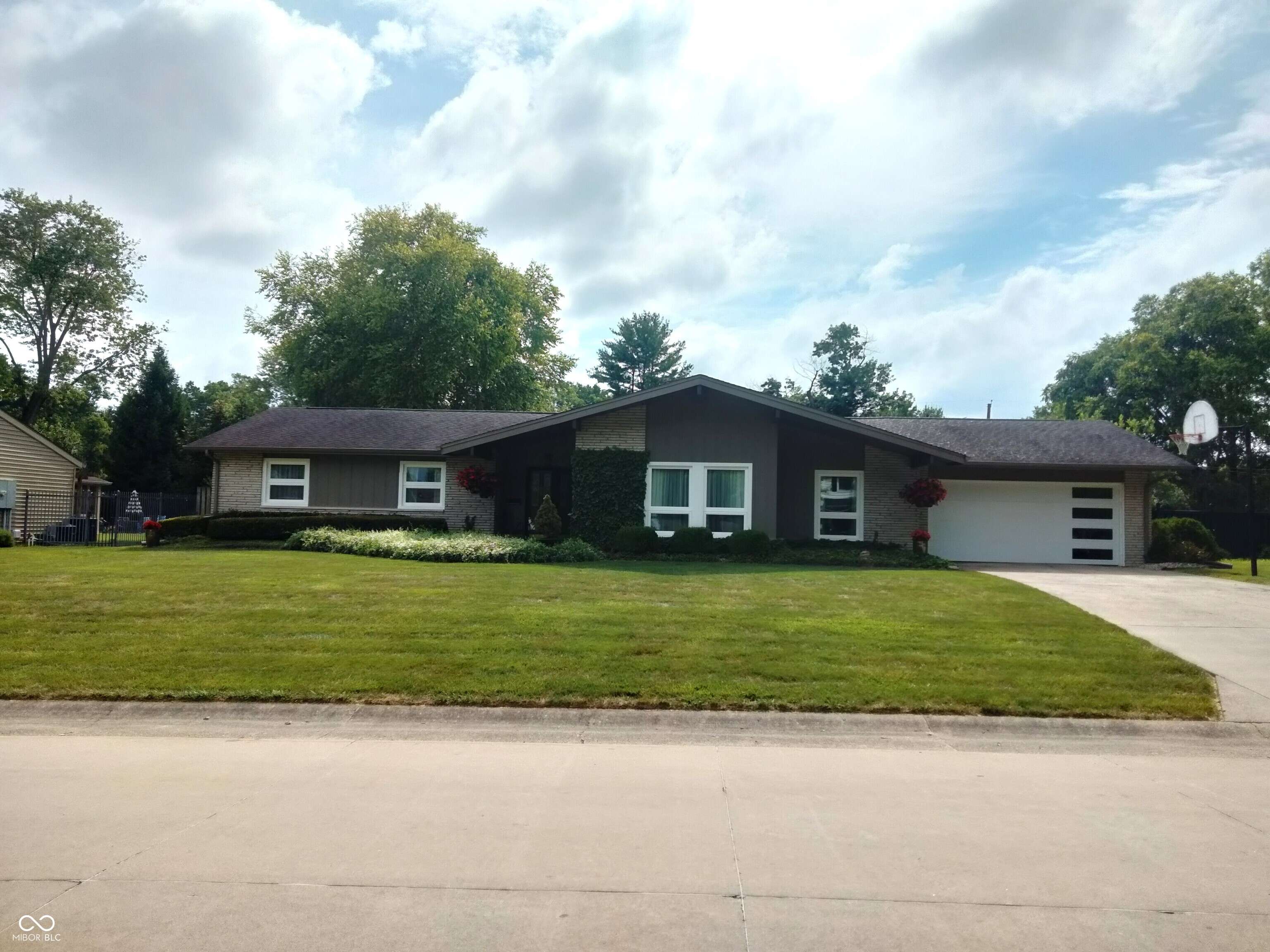 4008 Washington ST, Columbus, IN 47203