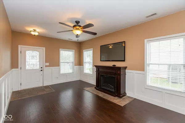 Indianapolis, IN 46217,7121 Parklake PL