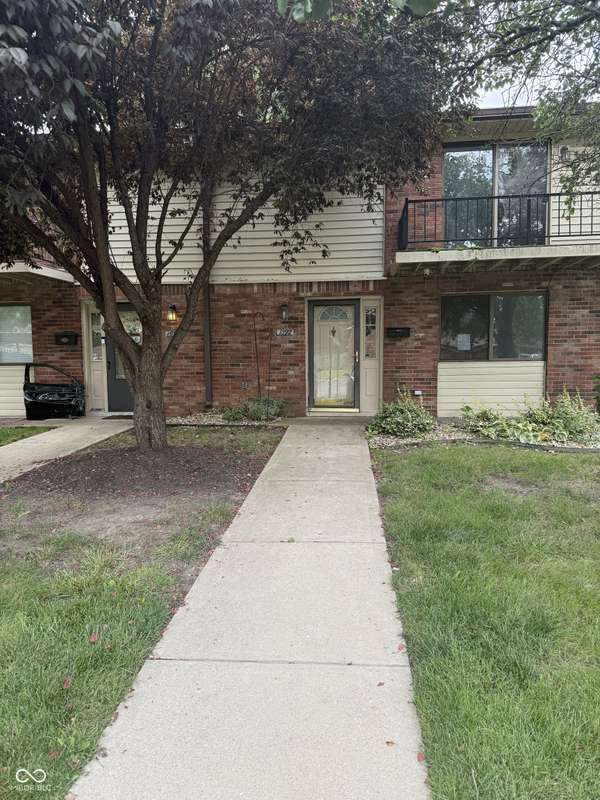 1092 Greenwood Trail W DR, Greenwood, IN 46142