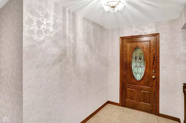 Indianapolis, IN 46217,8537 Ridge Hill DR