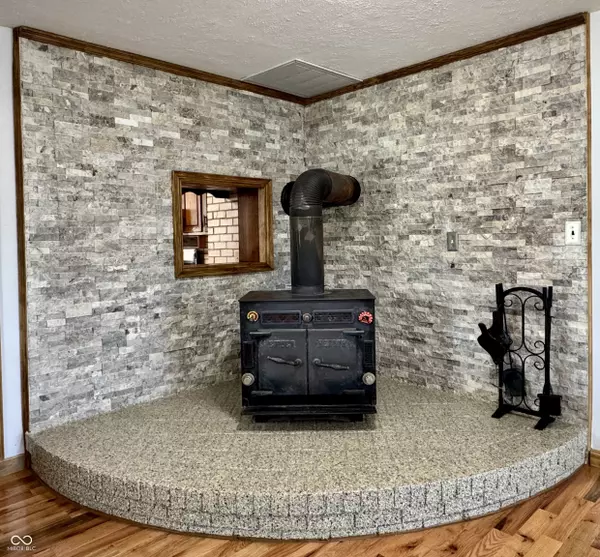 Loogootee, IN 47553,11943 Hopkins LN