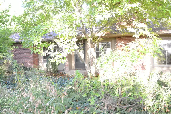 Indianapolis, IN 46280,10465 Woodlawn DR