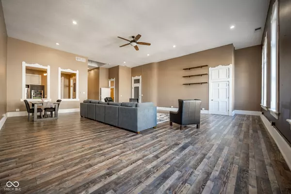 Greencastle, IN 46135,12 E Washington ST #201