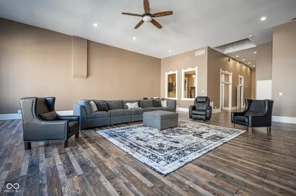 Greencastle, IN 46135,12 E Washington ST #201