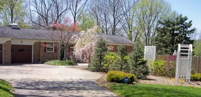 630 Lawnwood DR, Greenwood, IN 46142