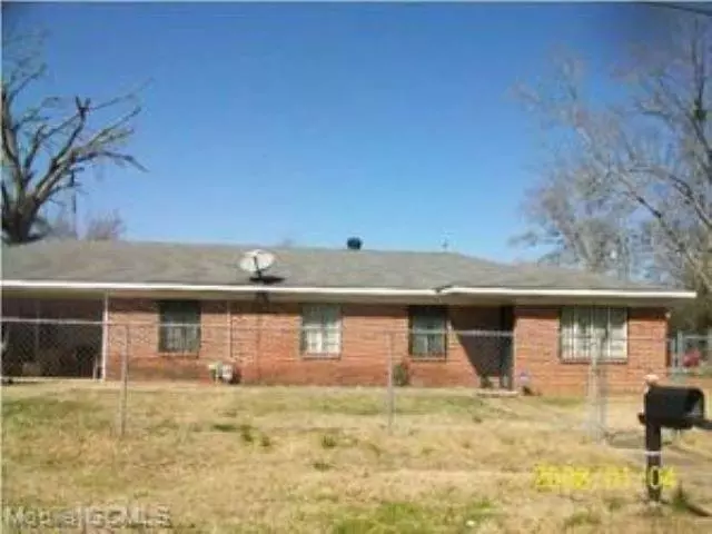 300 12th AVE, Chickasaw, AL 36611