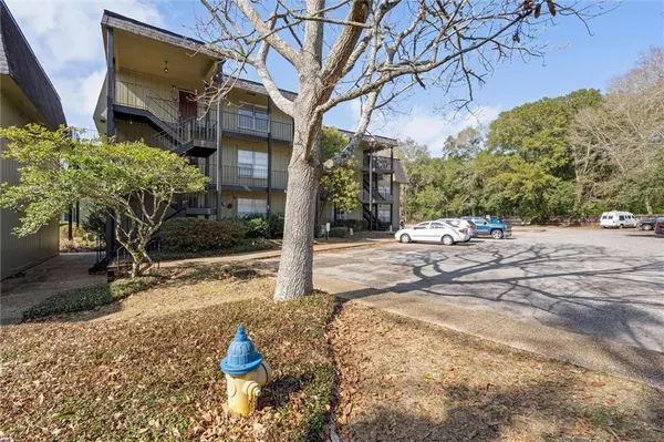 325 Riverbend DR, Mobile, AL 36605