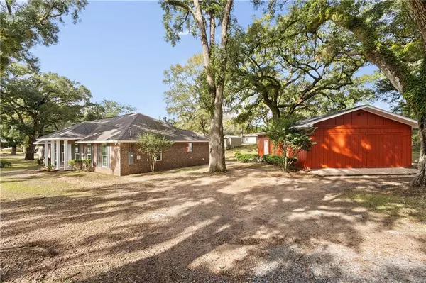 Theodore, AL 36582,8032 Live Oak CIR N