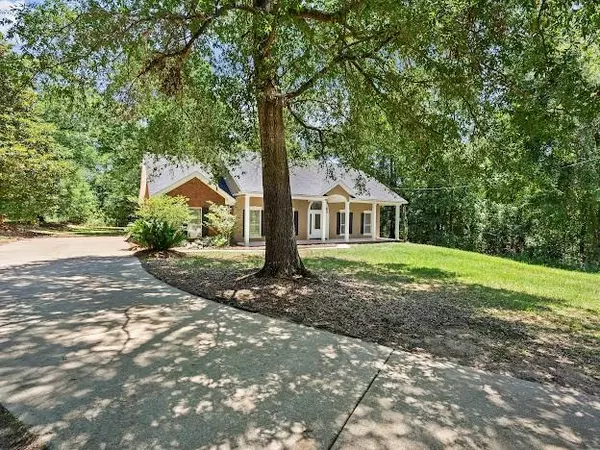 Axis, AL 36505,1104 Timber Creek CT